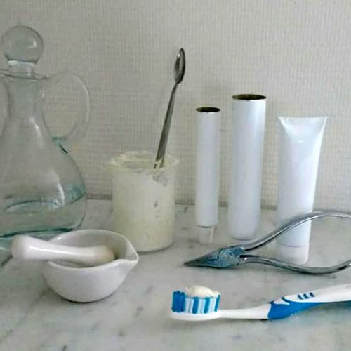 tandpasta-recept-natuurlijke-tandpasta-zelf-maken-natuurlijke-cosmetica-witte-leem