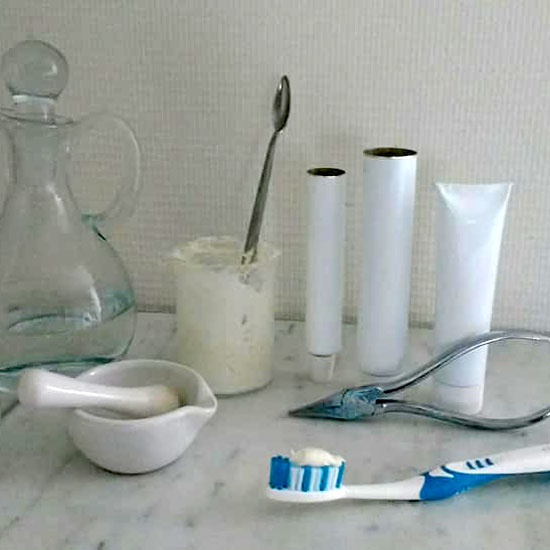 tandpasta-recept-natuurlijke-tandpasta-zelf-maken-natuurlijke-cosmetica-witte-leem